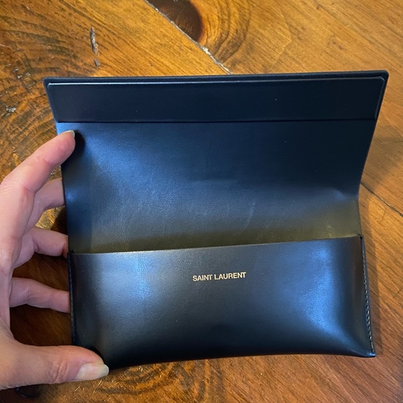 Like New Saint Laurent sunglasses - Dylan style with case. - Picture 5 of 5